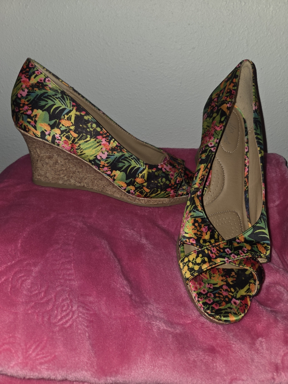 dexflex comfort Black Floral Peep-Toe Cork Wedges